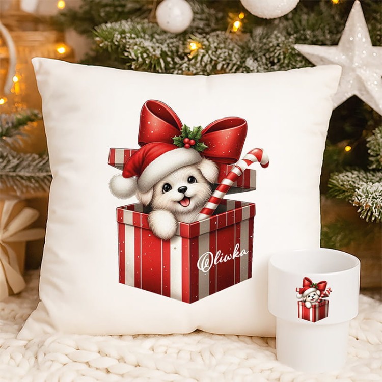 Świąteczny zestaw z poduszką i kubkiem z pieskiem w czerwonym pudełku.