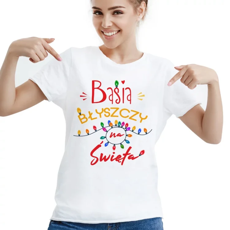 Personalizowana koszulka z imieniem w świątecznym stylu dla kobiety.