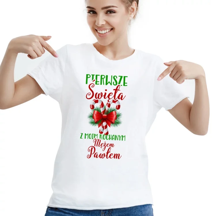 Biała koszulka z lizakami, kokardą i personalizacją imienia męża.