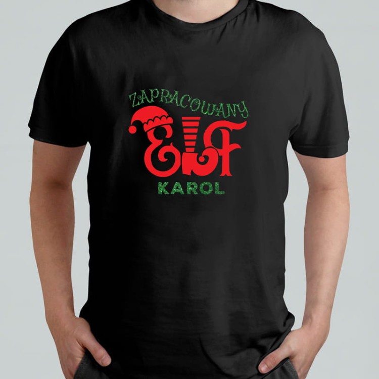 Świąteczna koszulka męska z nadrukiem zapracowanego elfa.