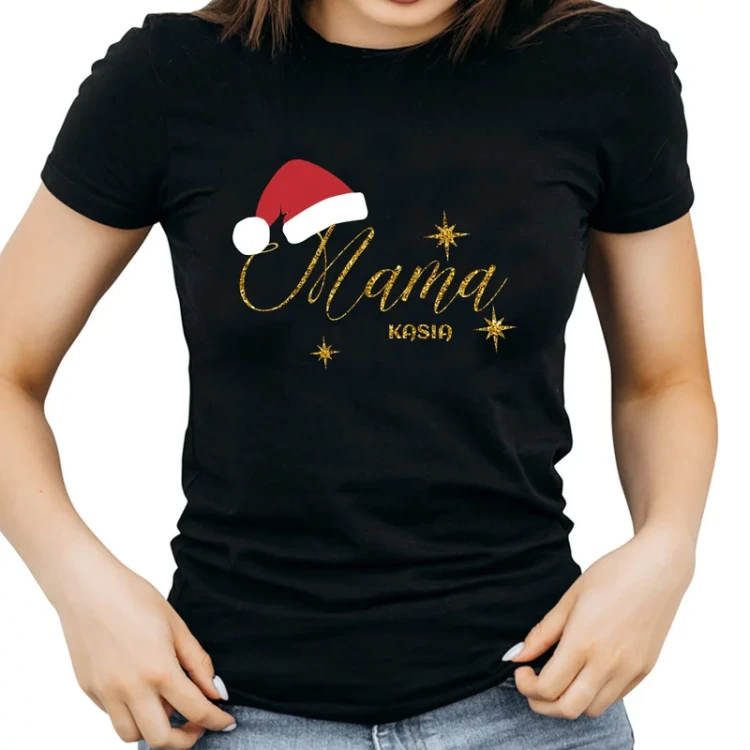 Czarne koszulki na święta z imieniem i czapką Mikołaja.