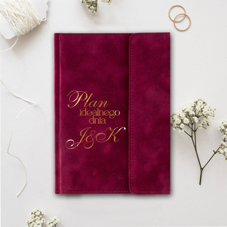 Elegancki welurowy notes do planowania ślubu z personalizowanym złotym napisem.