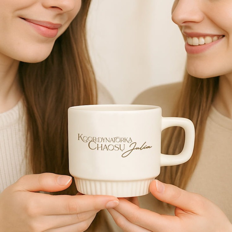 Kubek z napisem „Koordynatorka chaosu” jako prezent dla świadkowej.