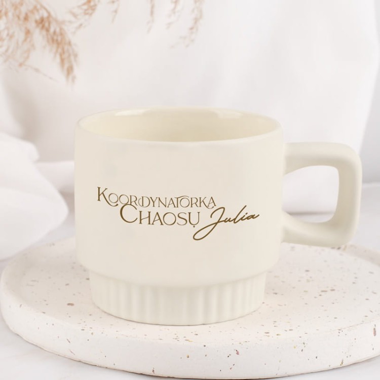 Ceramika z ryflowaniem i imieniem – prezent ślubny dla świadkowej.