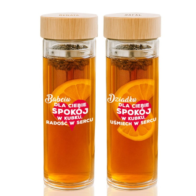 Szklany bidon z herbatą i bambusową zakrętką z grawerem imienia