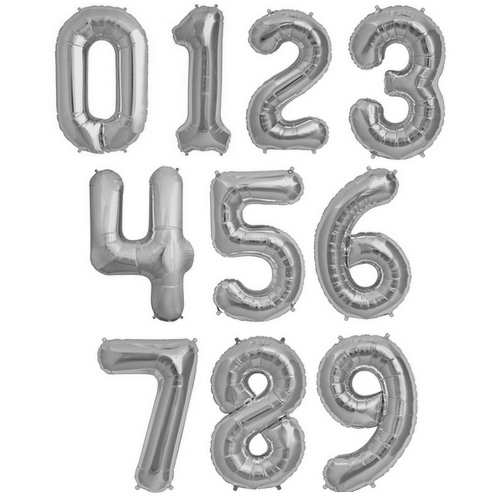 Srebrne balony w kształcie cyfr do dekoracji na rocznicę.