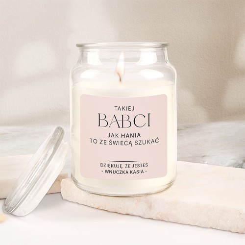 Personalizowana świeca zapachowa dla babci w szkle z podpisem od wnuczki.