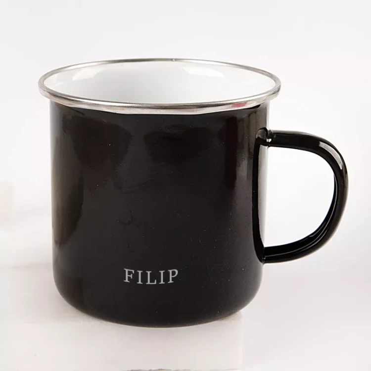 Kubki emaliowane z dedykacją dla dziadków jako prezent na ich święto.