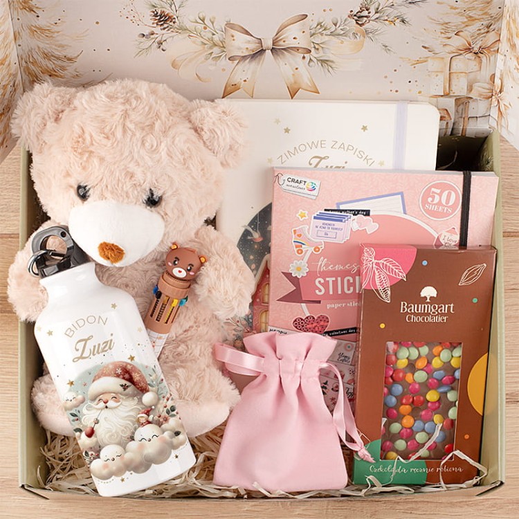 Zestaw świąteczny dla dziecka z misiem, bidonem, notesem i czekoladą.