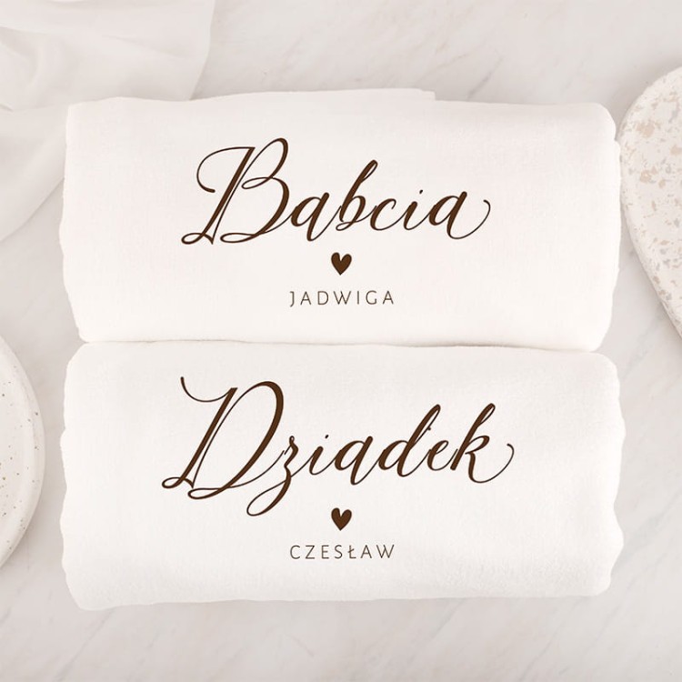 Personalizowane ręczniki z napisem Babcia i Dziadek w eleganckim stylu.