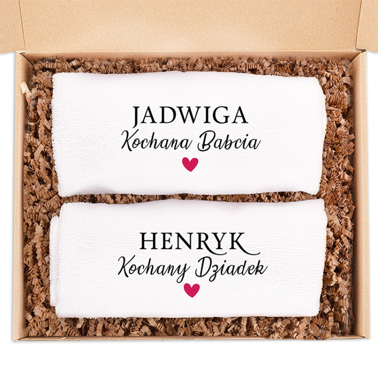 Białe ręczniki z napisem Kochana Babcia i Kochany Dziadek.