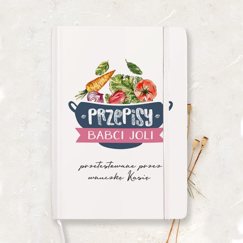 Personalizowany notatnik kulinarny dla babci z grafiką warzyw na białej okładce.