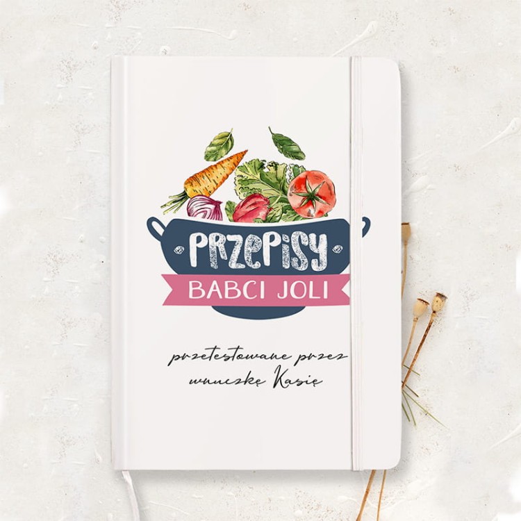 Personalizowany notatnik kulinarny dla babci z grafiką warzyw na białej okładce.