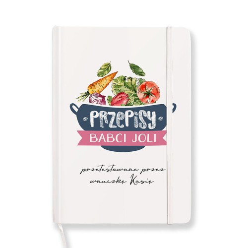 Notatnik na przepisy z imieniem babci i podpisem wnuczki w formie personalizowanego prezentu.
