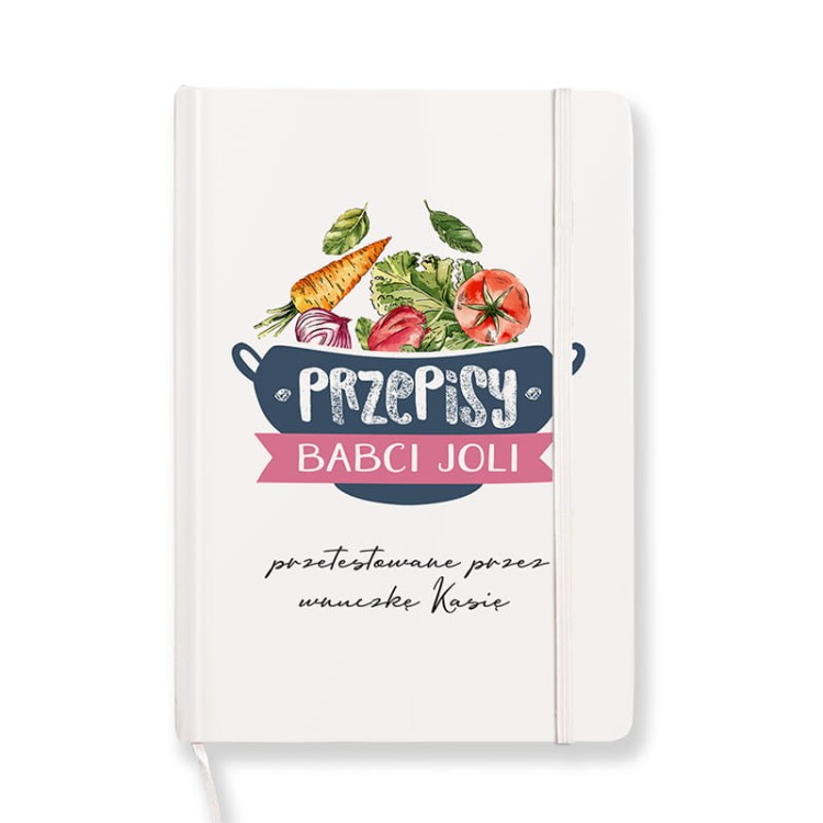 Notatnik na przepisy z imieniem babci i podpisem wnuczki w formie personalizowanego prezentu.