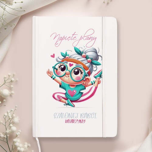 Zabawny notatnik dla babci z napisem „napięte plany szalonej babci” i miejscem na imię.