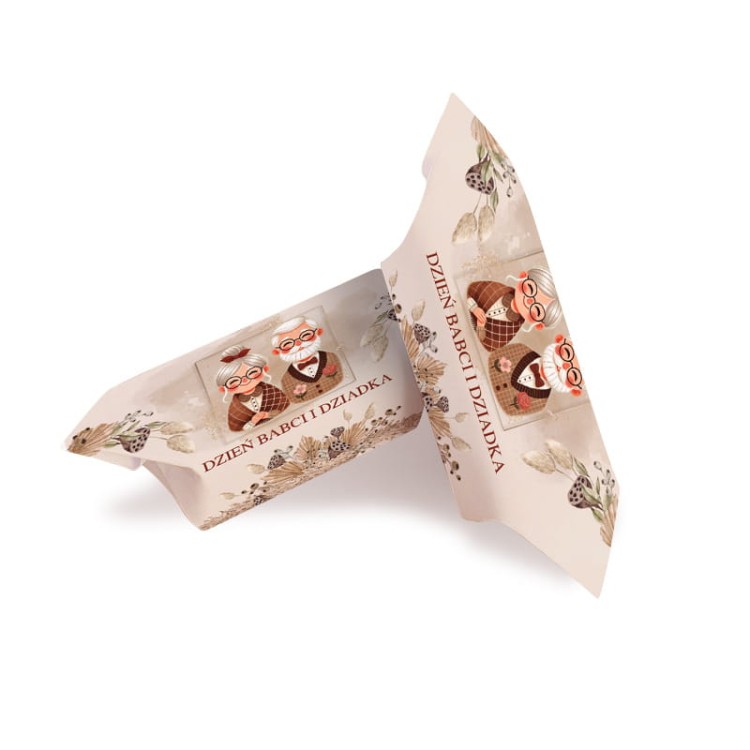 Słodki upominek dla babci i dziadka w postaci krówek z grafiką.