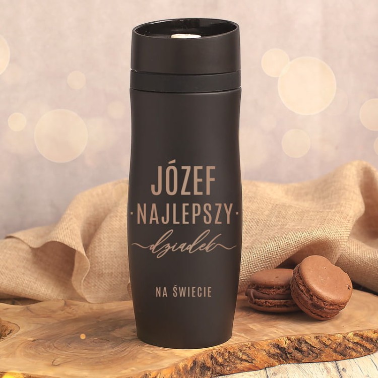 Personalizowany kubek termiczny z napisem dla dziadka jako wyjątkowy prezent.