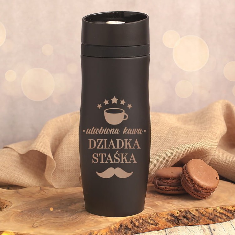Personalizowany kubek termiczny z napisem „ulubiona kawa dziadka” jako prezent.