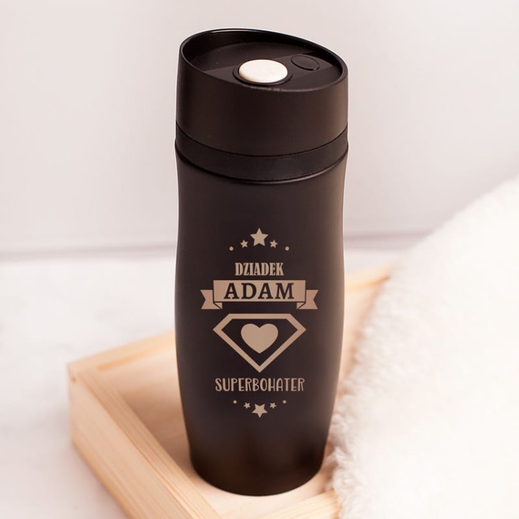 Personalizowany kubek termiczny z napisem „dziadek superbohater”.