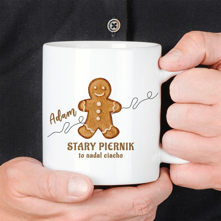 Świąteczny kubek z napisem „Stary piernik to nadal ciacho” i grafiką piernika