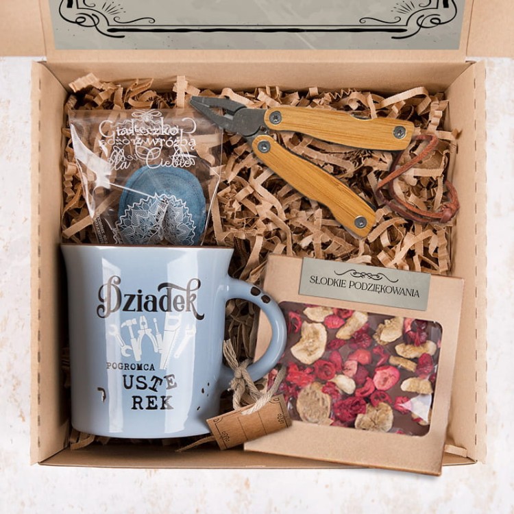 Zestaw prezentowy dla dziadka z kubkiem, narzędziem i słodyczami w ozdobnym pudełku.