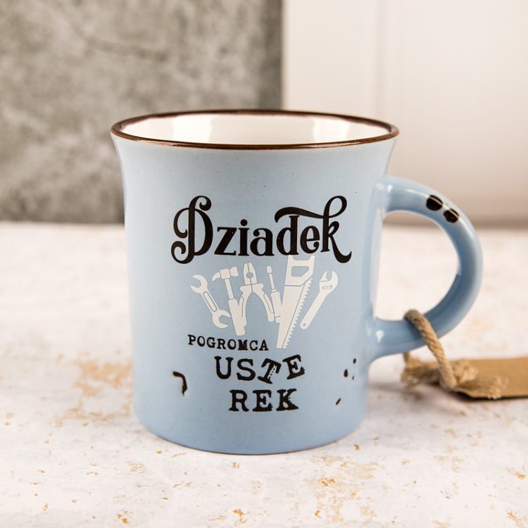 Kubek „Pogromca usterek” i czekolada z owocami jako część prezentu dla dziadka.