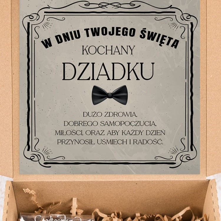 Słodkości i użyteczne dodatki w zestawie prezentowym dla dziadka na 22 stycznia.
