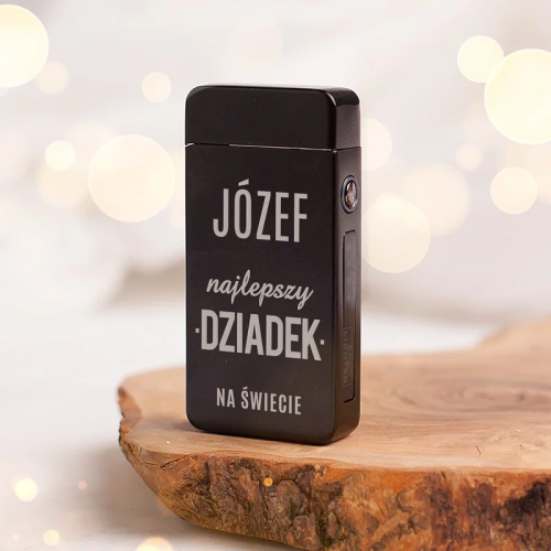 Czarno-matowa zapalniczka z napisem „najlepszy dziadek na świecie” na prezent.