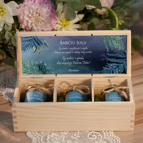 Drewniana skrzynka z trzema miodami i personalizowanymi życzeniami dla Babci.