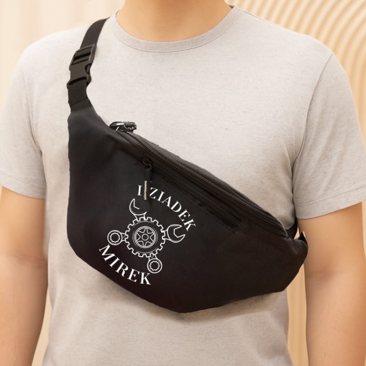 Czarna nerka z nadrukiem Dziadek i imieniem jako prezent dla majsterkowicza.