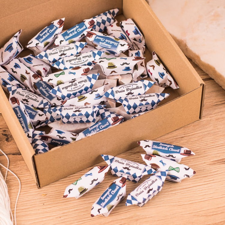 Krówki z okazji Dnia Dziadka w ozdobnych papierkach z grafikami.