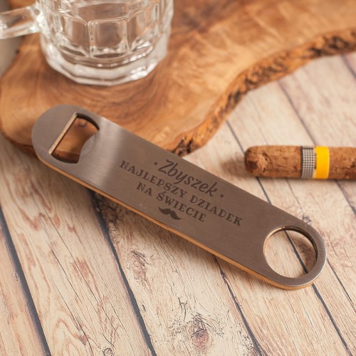 Bambusowy otwieracz z imieniem jako prezent dla najlepszego Dziadka.