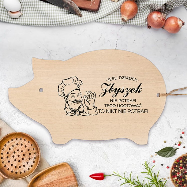 Drewniana deska w kształcie świnki z dedykacją dla Dziadka kucharza.