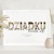 Plakat z napisem „Babciu Dziadku” i zdjęciami w literach