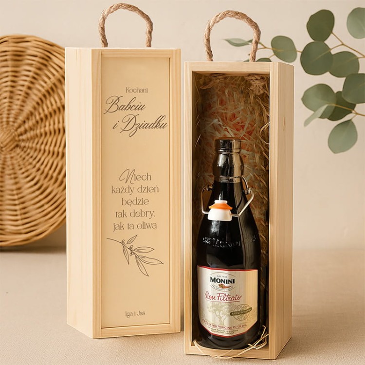 Drewniana skrzynka z oliwą i grawerem dla babci i dziadka
