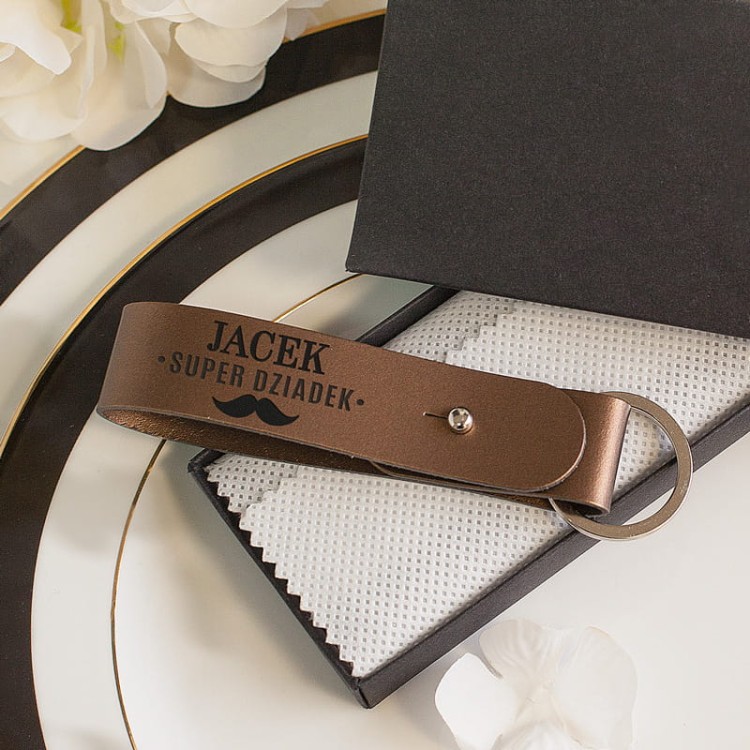 Skórzany brelok z grawerem super dziadek jako prezent na Dzień Dziadka