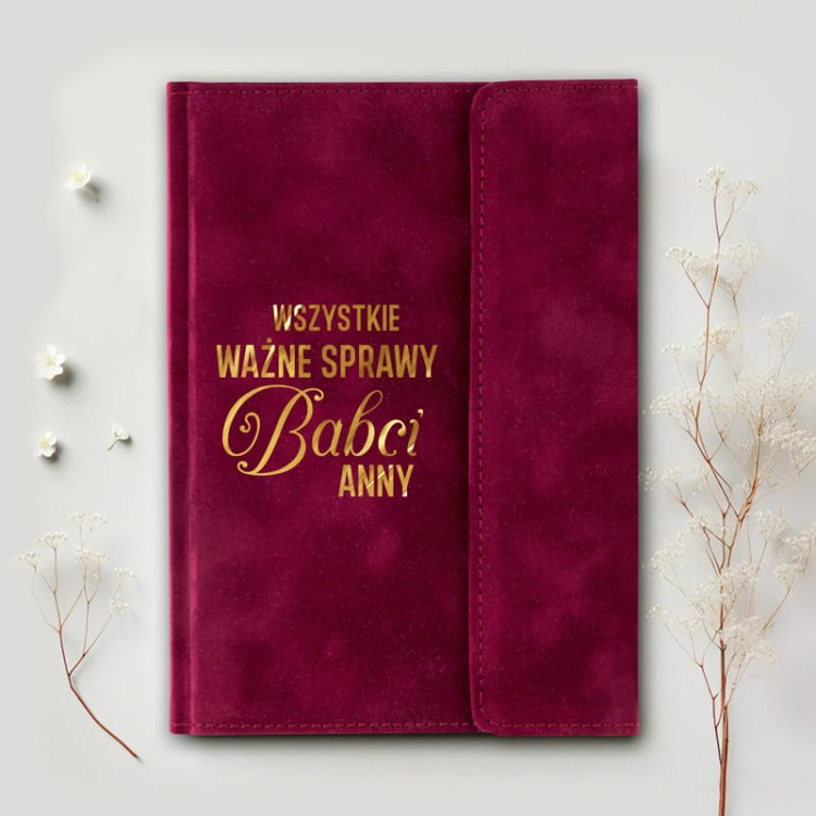 Bordowy notes z weluru z dedykacją dla babci.
