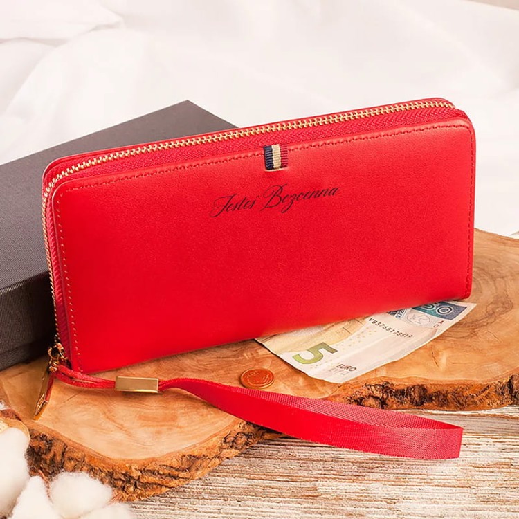 Czerwony portfel z napisem Jesteś bezcenna jako prezent dla babci