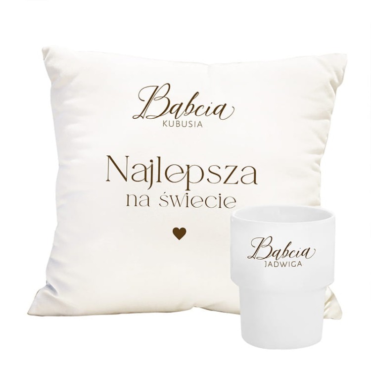 Gotowy zestaw upominków dla babci w postaci kubka i poduszki.
