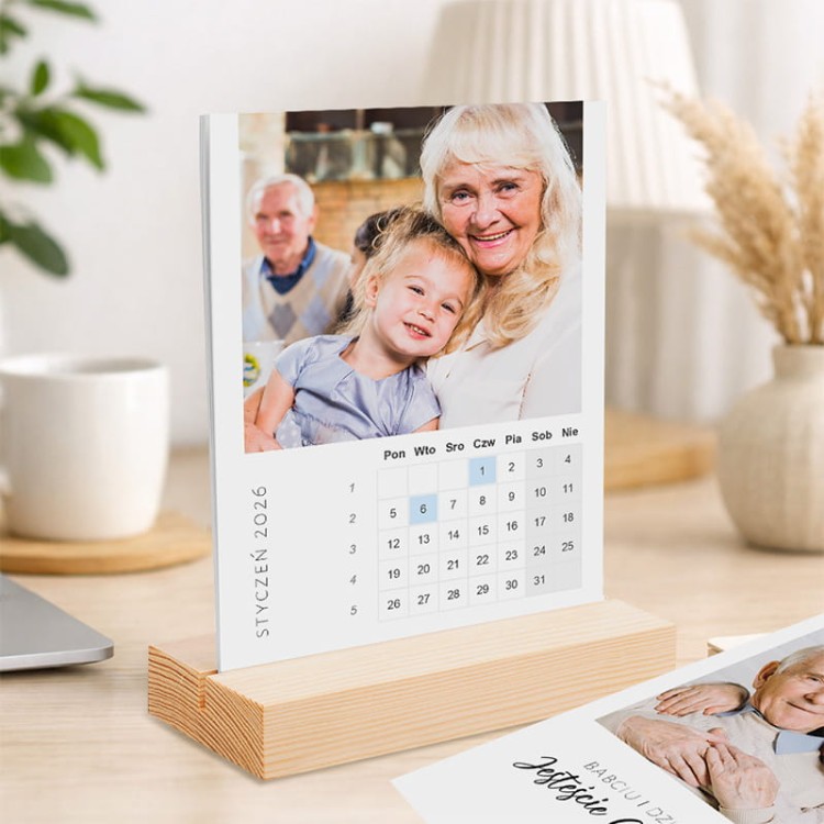 Kalendarz ze zdjęciami stojący na biurko. Prezent dla babci i dziadka.