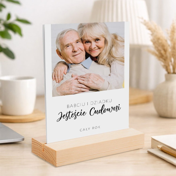 Kalendarz stojący dla dziadków. Kalendarium z drewnianą podstawką.