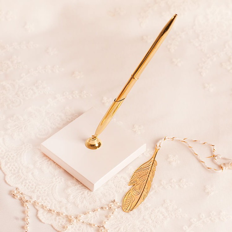 Złoty długopis z podstawką w pudełku prezentowym na komunię