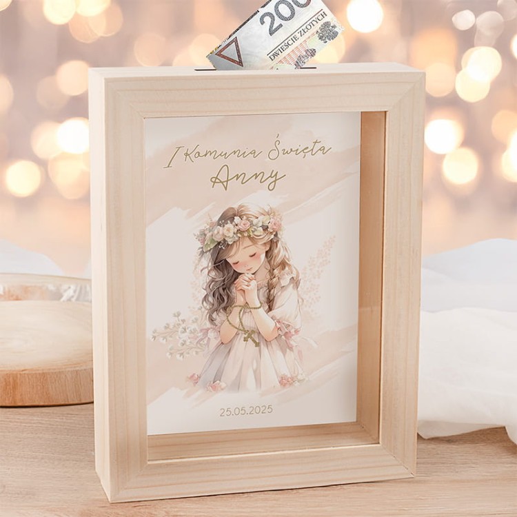 Drewniana skarbonka komunijna z ilustracją dziewczynki i personalizowanym napisem.