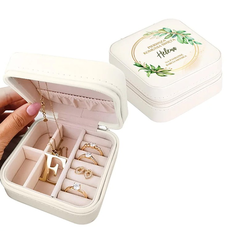 Wnętrze szkatułki z przegródkami na pierścionki, kolczyki i łańcuszki