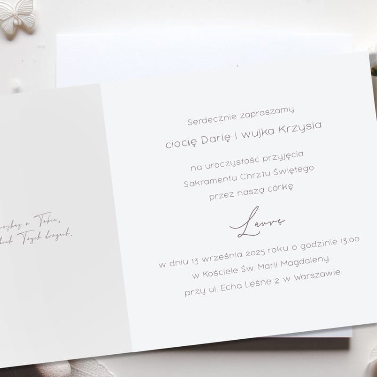 Eleganckie, personalizowane zaproszenie na chrzest z delikatnym rysunkiem dziecka.