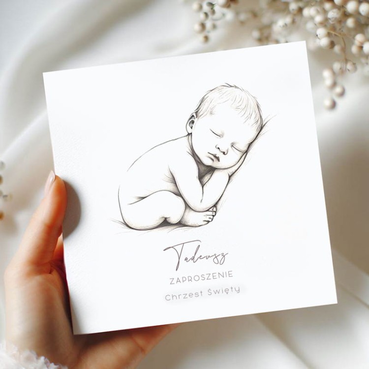 Minimalistyczne zaproszenie na Chrzest Święty chłopca z ilustracją śpiącego niemowlęcia.