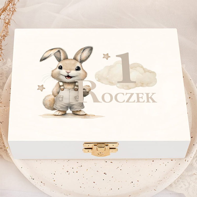 Ozdobna skrzynka z nadrukiem króliczka i numerem „1” na wieczku.