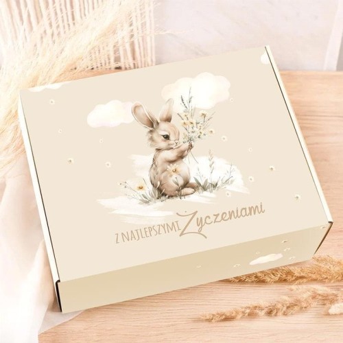 Kartonowe pudełko ozdobne z grafiką króliczka idealne na prezent dla dziecka.