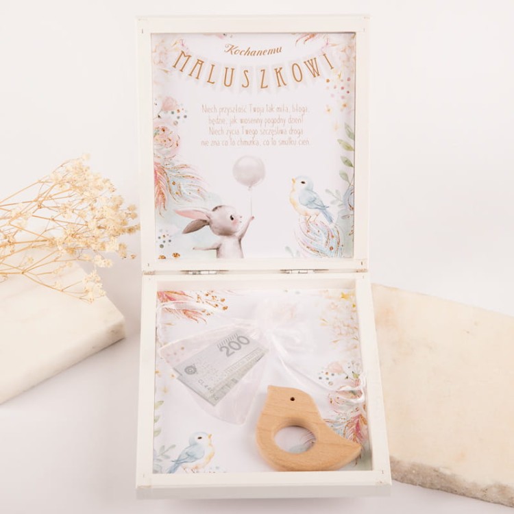 Drewniana skrzynka z gryzakiem jako prezent dla dziecka na chrzest lub narodziny